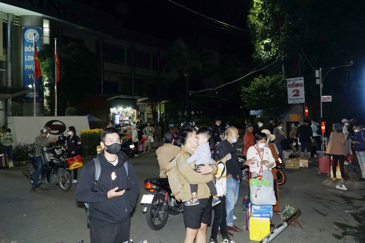 Rạng sáng, bến xe miền Đông cũ (quận Bình Thạnh) nhộn nhịp người dân từ các tỉnh quay lại TP.HCM để làm việc.