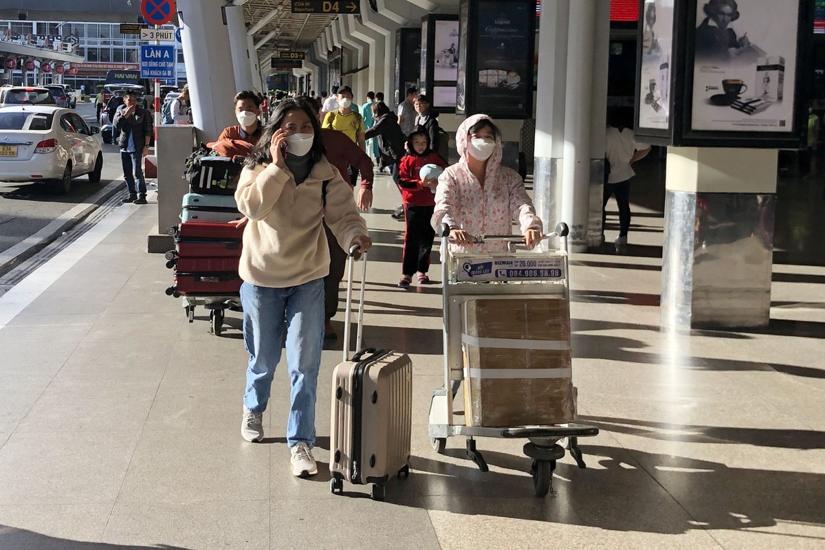 Để hạn chế tình trạng quá tải, Cảng hàng không quốc tế Tân Sơn Nhất đã tăng cường thêm nhân viên để hỗ trợ, đảm bảo an ninh và hướng dẫn hành khách