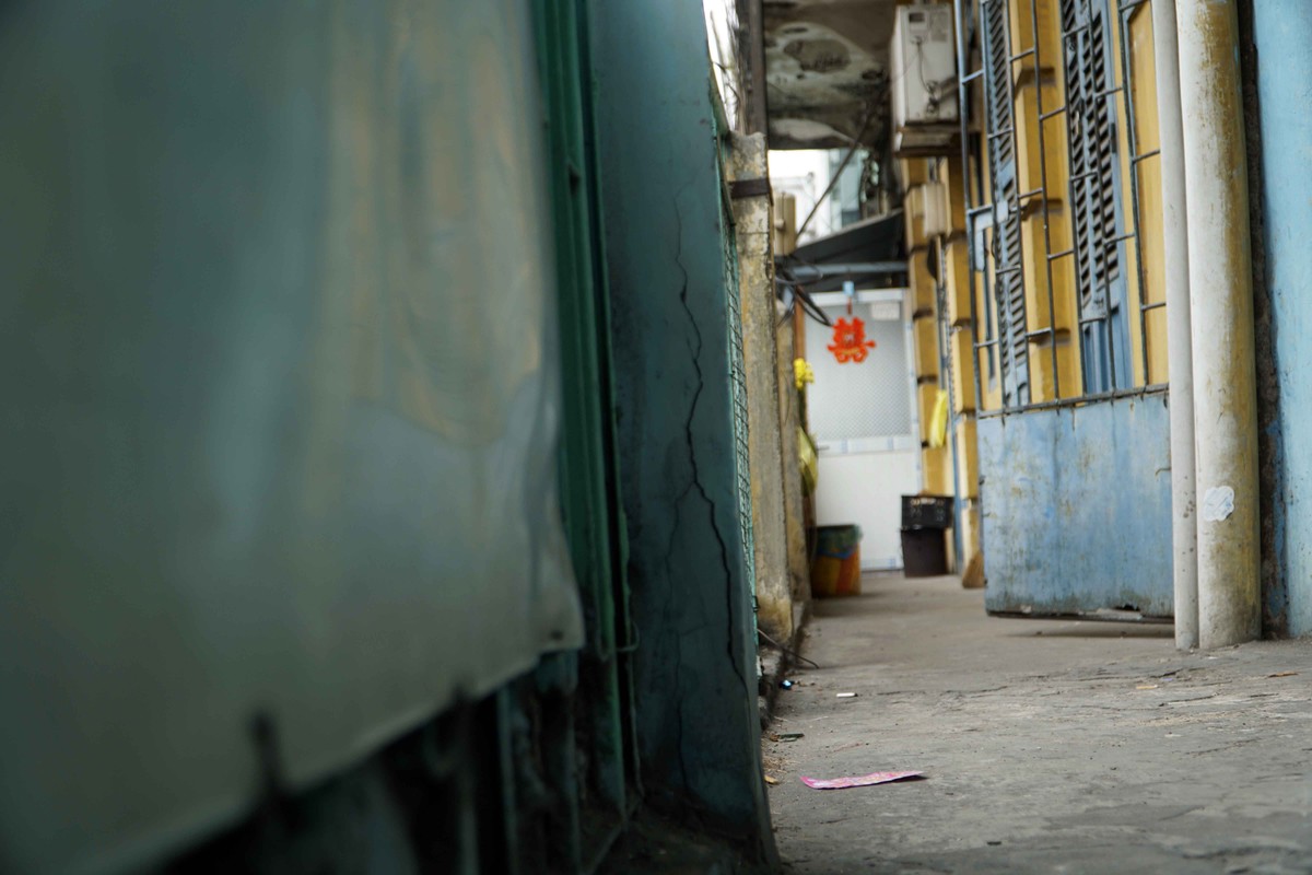 Năm 2017, UBND Quận 5 ban hành quyết định di dời dân cư tại đây, nhiều hộ dân vẫn đang cố bám trụ vì và đưa ra lý do chưa có chính sách bồi thường rõ ràng, minh bạch.