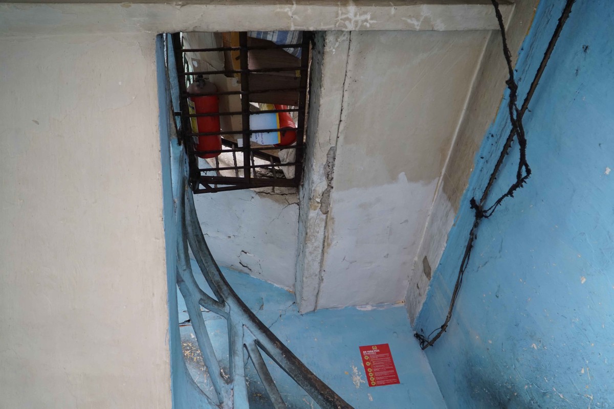 Từ đó đến nay, nơi đây càng ngày càng xuống cấp nghiêm trọng, gây nguy hiểm cho những người sống bên trong và người đi đường.