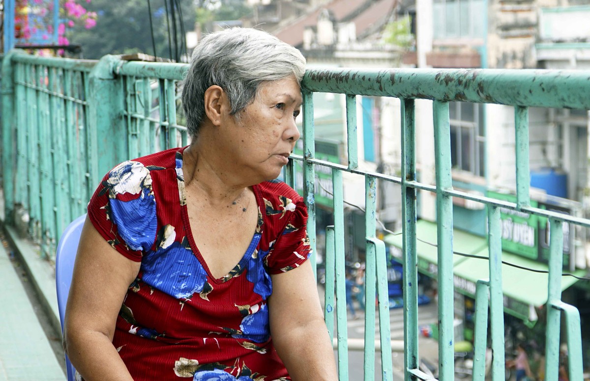 Bà Hà Thị Bảy đã sống tại đây hơn 40 năm cho biết, mọi người sẽ chuyển đi trước ngày 15/02 và đã xếp lịch di dời xong. Bà Bảy vừa ngồi ngắm đường phố vừa tâm sự: “Tôi ở đây đã quá nửa đời người, dù hơi chật trội nhưng ở mãi cũng quen. Ở đây lâu nên tôi thấy thương và yêu nơi này lắm”.