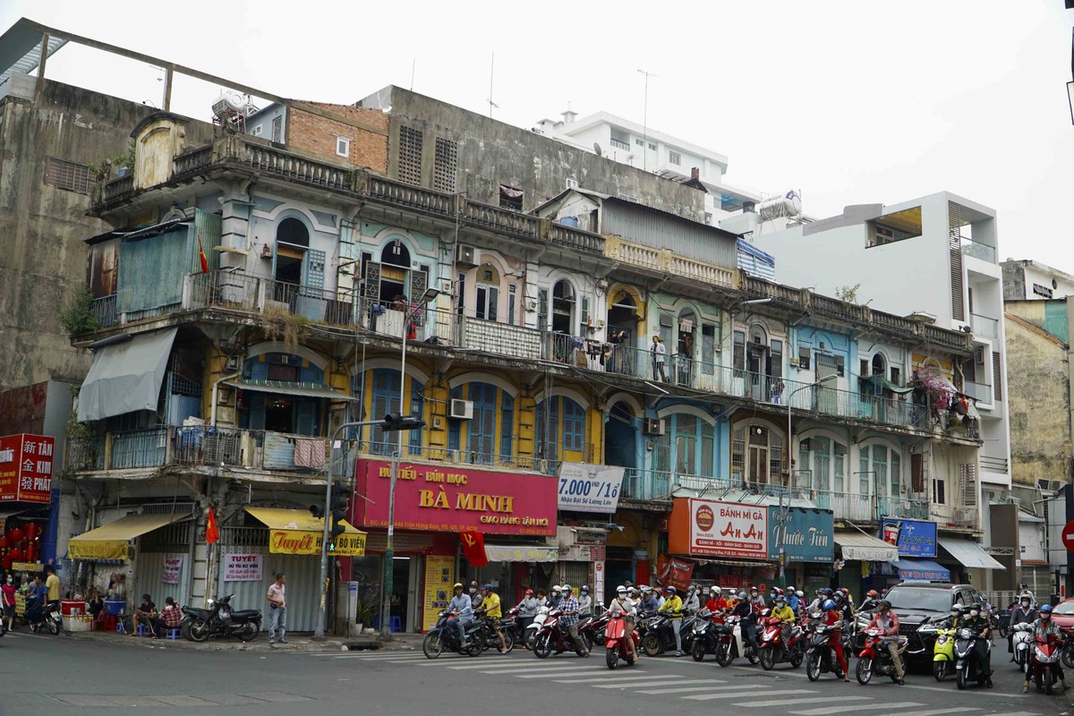 Chung cư số 440 Trần Hưng Đạo được Sở Xây dựng TP.HCM kiểm định, đánh giá là chung cư cấp D, có khả năng đổ sập bất cứ lúc nào, gây nguy hiểm cho tính mạng người dân, cần phá dỡ khẩn cấp.