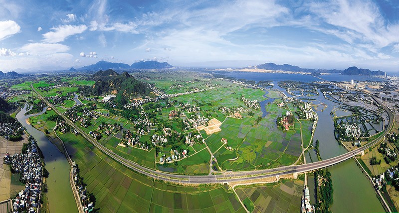 Những tuyến đường kết nối biển với Tây Nguyên thông qua Quốc lộ 19. Ảnh: Nguyễn Dũng Những tuyến đường kết nối biển với Tây Nguyên thông qua Quốc lộ 19. Ảnh: Nguyễn Dũng