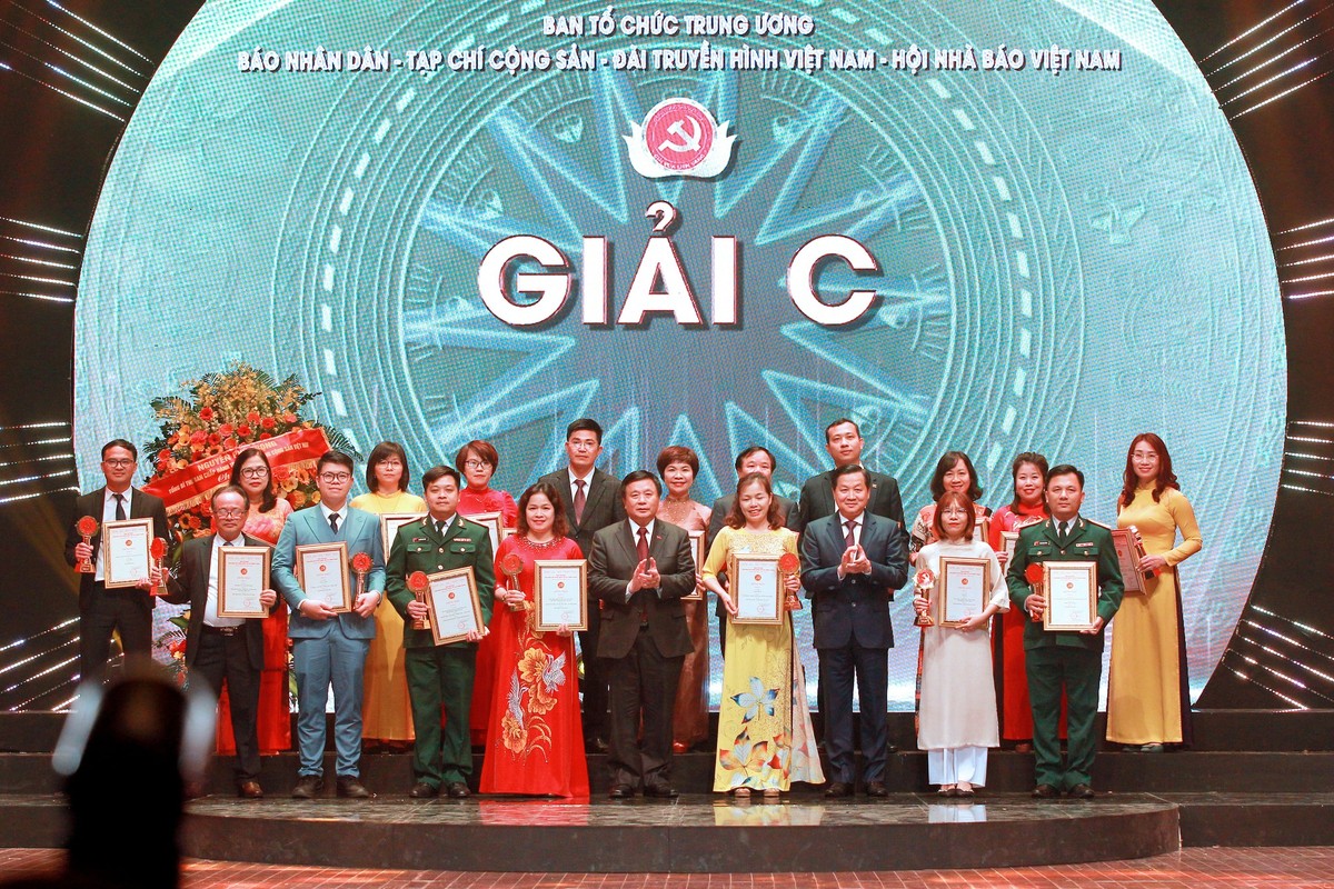 Giám đốc Học viện Chính trị Quốc gia Hồ Chí Minh Nguyễn Xuân Thắng và Phó Thủ tướng Chính phủ Lê Minh Khái chúc mừng các tác giả đoạt Giải C. (Ảnh: Chí Cường) Giám đốc Học viện Chính trị Quốc gia Hồ Chí Minh Nguyễn Xuân Thắng và Phó Thủ tướng Chính phủ Lê Minh Khái chúc mừng các tác giả đoạt Giải C. (Ảnh: Chí Cường)