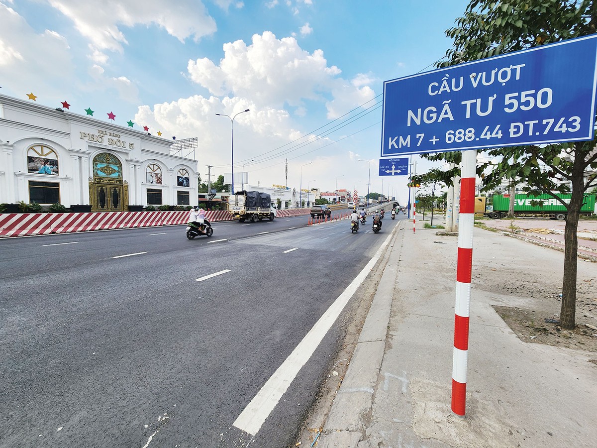 Tuyến đường ĐT743 - Bình Chiểu nối dài được mở rộng và đang trong quá trình hoàn thiện. Ảnh: Việt Dũng Tuyến đường ĐT743 - Bình Chiểu nối dài được mở rộng và đang trong quá trình hoàn thiện. Ảnh: Việt Dũng