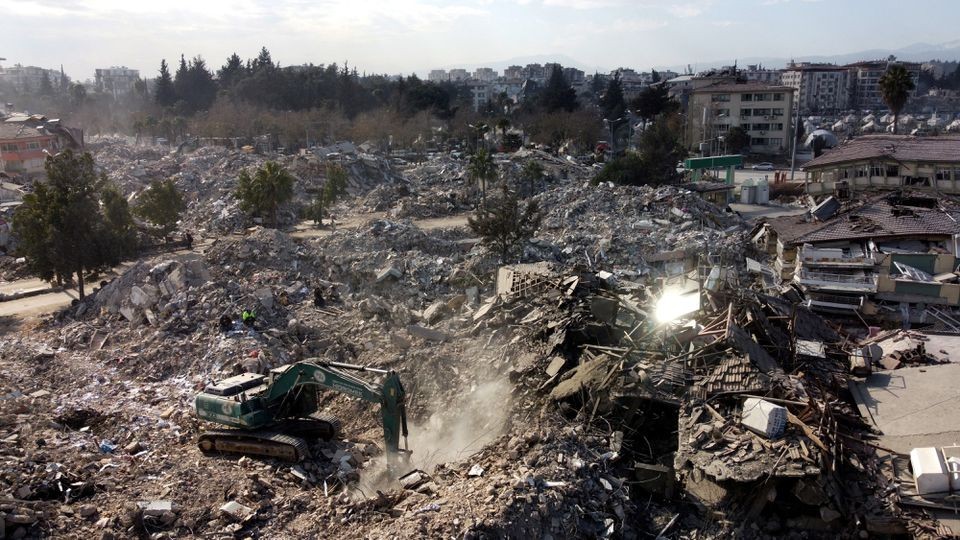 Toàn cảnh đống đổ nát và thiệt hại sau trận động đất ở Hatay, Thổ Nhĩ Kỳ hôm 15/2. Ảnh: Reuters