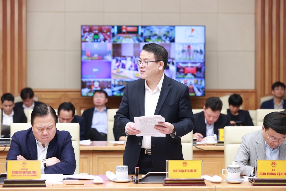 Thứ trưởng Bộ Kế hoạch và Đầu tư Trần Quốc Phương trình bày báo cáo tại Hội nghị. (Ảnh: VGP) Thứ trưởng Bộ Kế hoạch và Đầu tư Trần Quốc Phương trình bày báo cáo tại Hội nghị. (Ảnh: VGP)