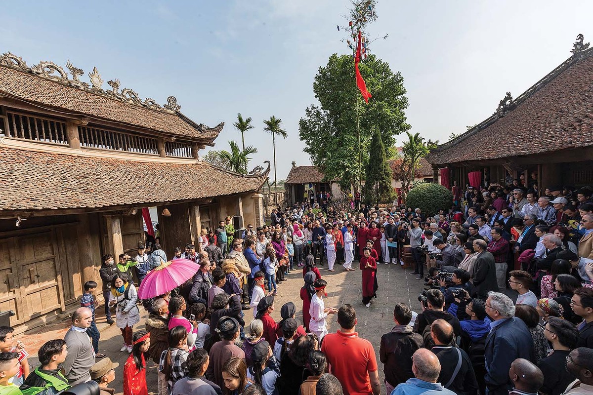 Xây dựng và phát triển nền văn hóa Việt Nam tiên tiến, đậm đà bản sắc dân tộc là chủ trương lớn, nhất quán của Đảng, Nhà nước ta. Trong ảnh: Biểu diễn nghệ thuật truyền thống tại Văn Miếu - Quốc Tử Giám