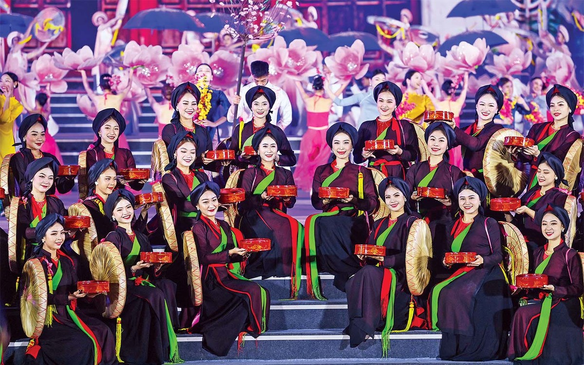 Các nghệ sĩ biểu diễn tại Festival Về miền quan họ với chủ đề: Miền di sản - Tinh hoa và bản sắc Các nghệ sĩ biểu diễn tại Festival Về miền quan họ với chủ đề: Miền di sản - Tinh hoa và bản sắc