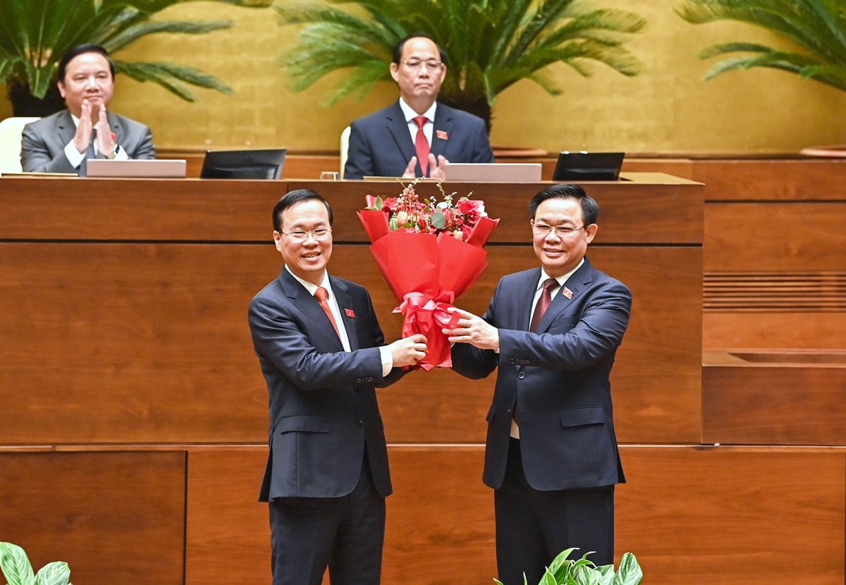 Chủ tịch Quốc hội Vương Đình Huệ tặng hoa chúc mừng tân Chủ tịch nước Võ Văn Thưởng. Chủ tịch Quốc hội Vương Đình Huệ tặng hoa chúc mừng tân Chủ tịch nước Võ Văn Thưởng.