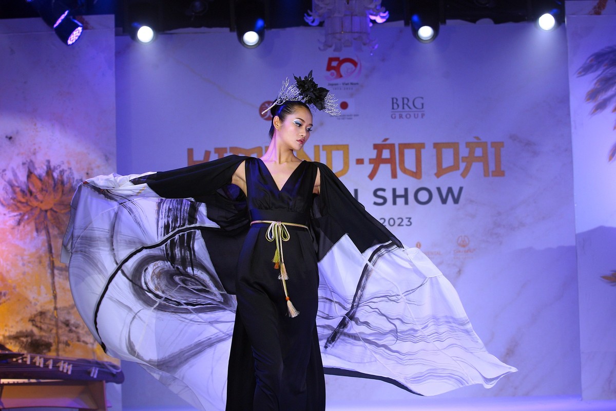 Nổi tiếng với những trang phục sáng tạo, Kobayashi Eiko thường xuyên bổ sung những họa tiết vải và tranh vẽ lên các thiết kế kimono, tạo nên những tương phản về bố cục và tông màu sáng tối cho trang phục. “Tôi luôn cố gắng tìm tòi và tạo nên những cải tiến trong thiết kế kimono của mình để có thể đi với nhiều phụ kiện hiện đại như vòng cổ to bản, giày cao gót, mũ cách điệu. Ngoài ra, tôi cũng cố gắng tạo ra những đường cắt khác biệt như đuôi cá, eo ôm sát… góp phần giúp kimono phù hợp hơn với thời đại mới,” nhà thiết kế Nhật Bản cho biết.