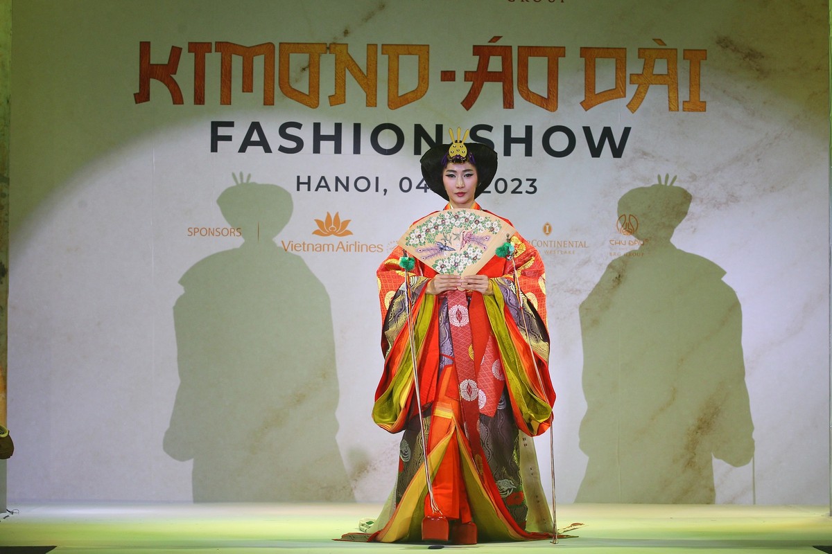 Cả 2 buổi biểu diễn Kimono - Aodai Fashion Show lúc 14 giờ và 19 giờ, ngày 4/3, tại Khách sạn InterContinental Hanoi Westlake đều không còn một chỗ trống.