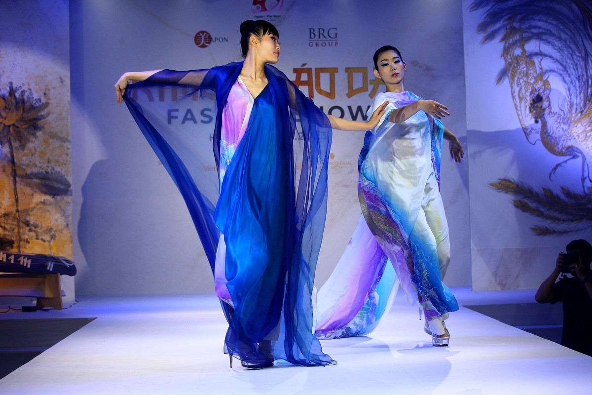 Các tà áo dài đặc biệt trong chương trình Kimono – Aodai Fashion Show được Kobayashi Eiko làm nên từ những chất liệu lâu đời của Nhật như vải lụa Nhật từ thời Meiji, thời Taisho hay vải dệt dọc Tatero hiếm có, kết hợp với quần vải lụa truyền thống Việt Nam. Trong số này, một vài thiết kế được đặt hàng vẽ tay bởi các nghệ nhân lâu đời từ Nhật Bản, một số khác được chế tác từ chất liệu vải từng được sử dụng để may trang phục kimono furisode hay đai thắt lưng… Một số trang phục còn được trưng bày và thuyết minh chi tiết trong khuôn khổ triển lãm thời trang đặc sắc tại sảnh tầng 1 của Khách sạn quốc tế InterContinental Hanoi Westlake.