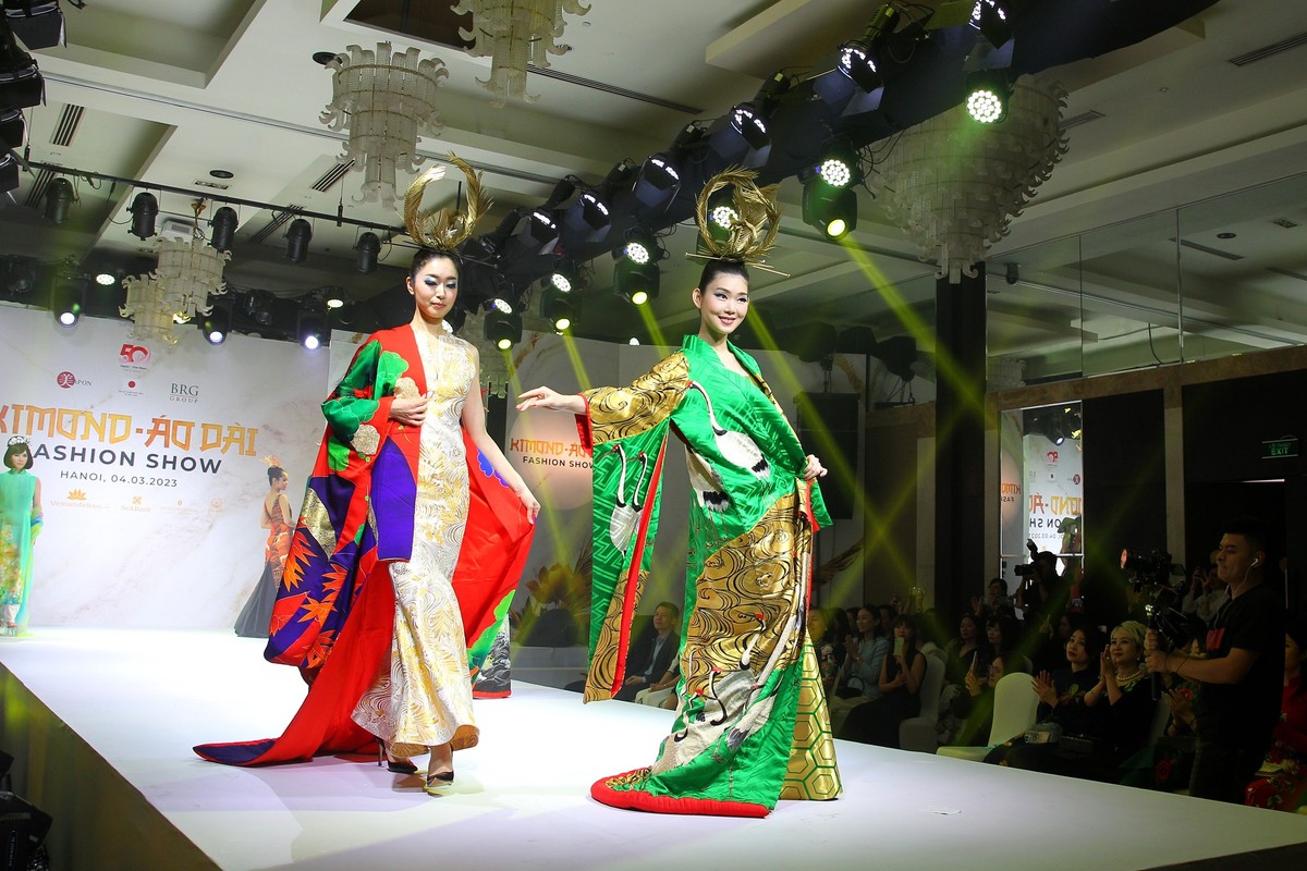 Chia sẻ về những bộ trang phục được trình diễn lần này, nhà thiết kế Kobayashi Eiko cho biết: “Ngoài Jùnihitoe, show diễn đặc biệt này có những bộ kimono cổ được may từ cách đây hơn 100 năm. Tôi cũng đã dùng vải kimono cổ để may bộ sưu tập áo dài được trình diễn trên sân khấu. Đây là những tài sản vô cùng lớn và giá trị trong sự nghiệp của tôi”.