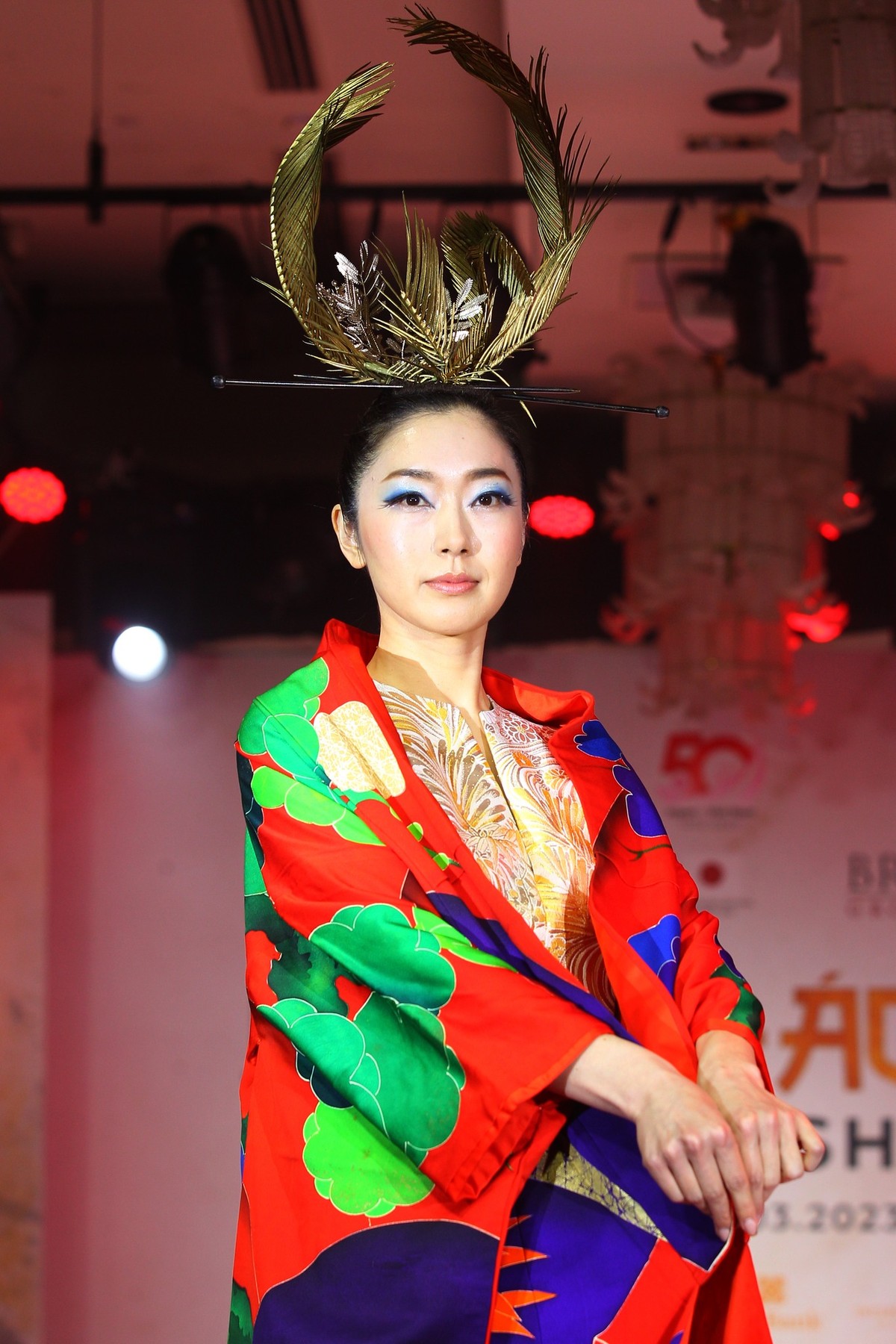 Kobayashi Eiko cố gắng tìm tòi và tạo nên những cải tiến trong thiết kế kimono của mình để có thể đi với nhiều phụ kiện hiện đại như mũ cách điệu