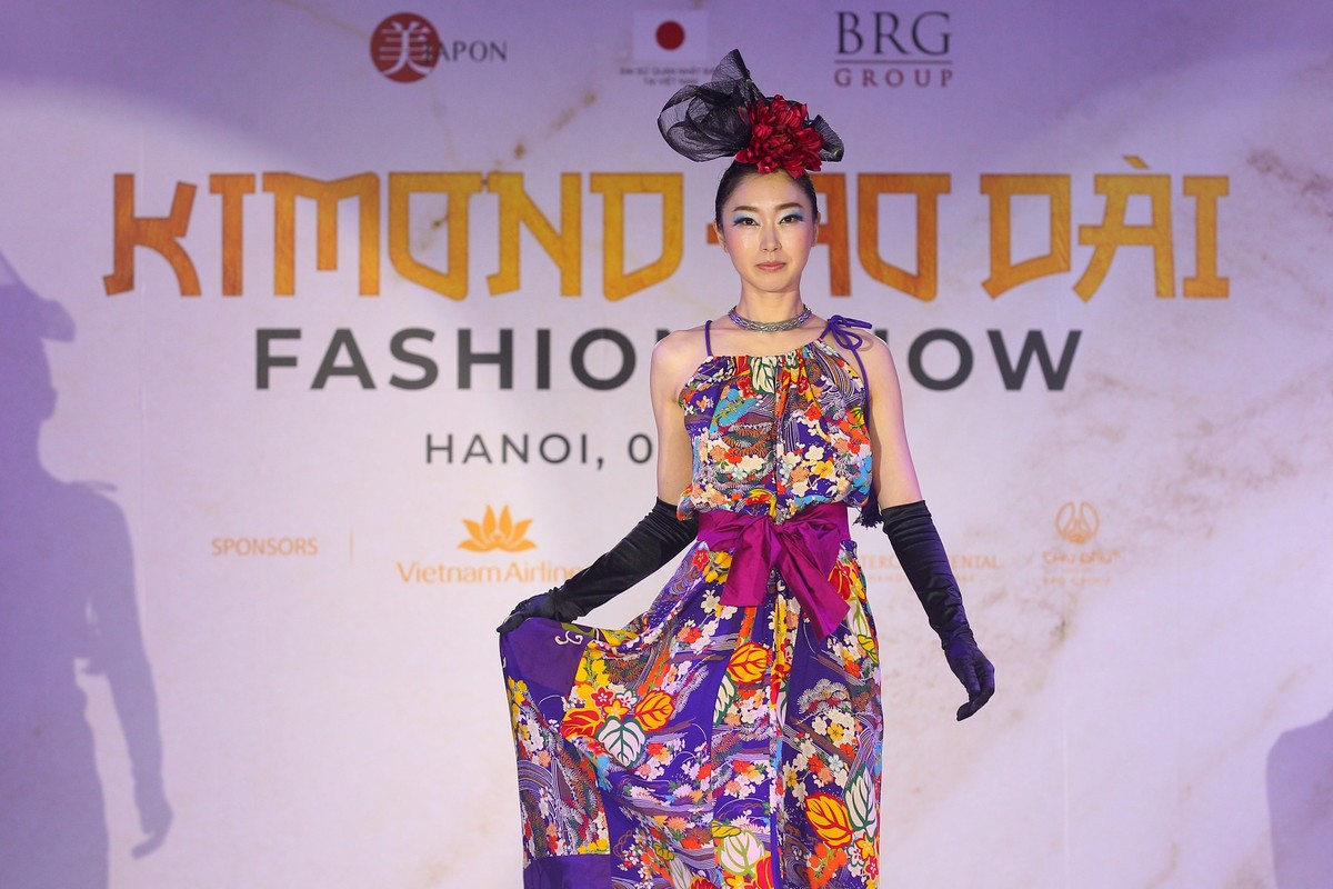 với phụ kiện vòng cổ to bản