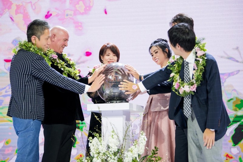 Bà Lưu Nga, nhà sáng lập Elise cùng các cổ đông mới đến từ Nhật Bản tại lễ ra mắt ở Hà Nội năm 2019. Bà Lưu Nga, nhà sáng lập Elise cùng các cổ đông mới đến từ Nhật Bản tại lễ ra mắt ở Hà Nội năm 2019.