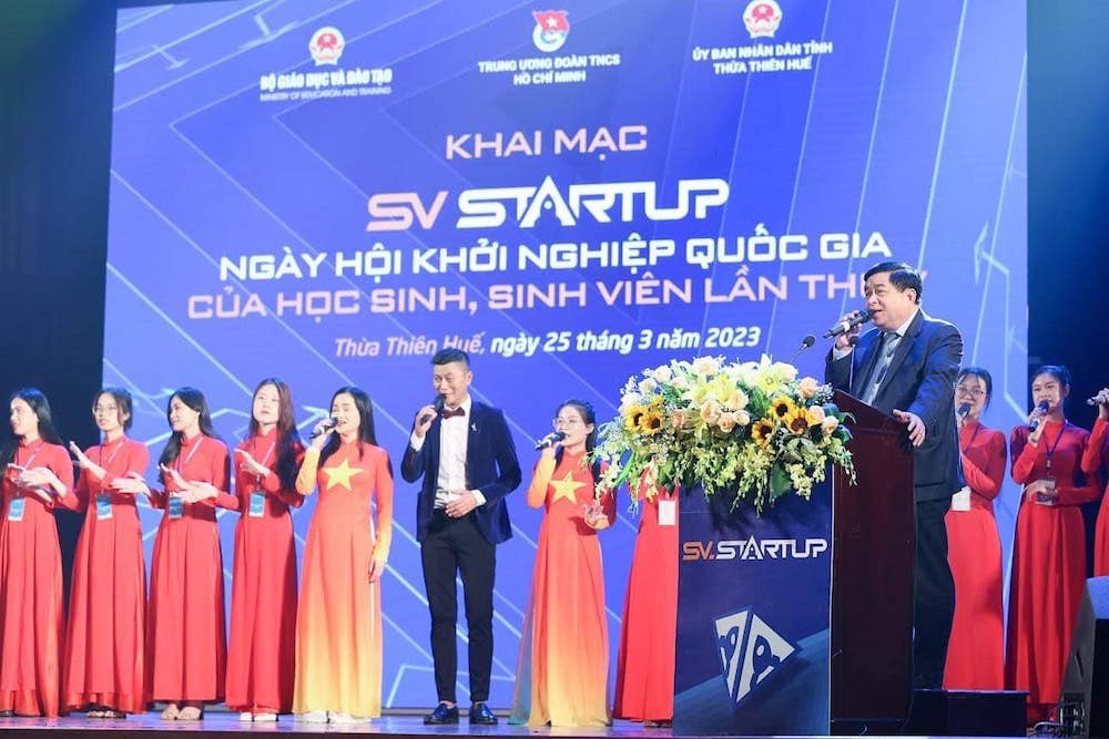 "Sao không là mặt trời, gieo hạt nắng vô tư" - câu hát trong bài hát "Khát vọng" của Nhạc sĩ Phạm Minh Tuấn được Bộ trưởng Nguyễn Chí Dũng hát cùng với các bạn thanh niên cũng là lời nhắn nhủ của ông đến các bạn học sinh, sinh viên. (Ảnh: Nhật Bắc) "Sao không là mặt trời, gieo hạt nắng vô tư" - câu hát trong bài hát "Khát vọng" của Nhạc sĩ Phạm Minh Tuấn được Bộ trưởng Nguyễn Chí Dũng hát cùng với các bạn thanh niên cũng là lời nhắn nhủ của ông đến các bạn học sinh, sinh viên. (Ảnh: Nhật Bắc)