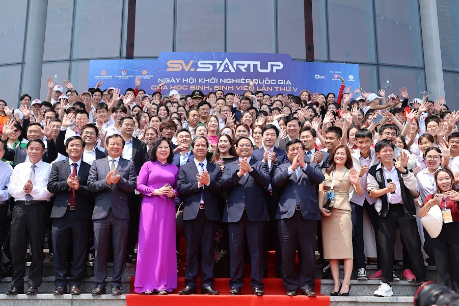 Thủ tướng cùng các đại biểu, các bạn đoàn viên, thanh niên chụp ảnh lưu niệm tại ngày hội khởi nghiệp. Ảnh: VGP/Nhật Bắc Thủ tướng cùng các đại biểu, các bạn đoàn viên, thanh niên chụp ảnh lưu niệm tại ngày hội khởi nghiệp. Ảnh: VGP/Nhật Bắc
