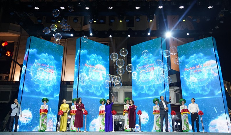 Các đại biểu thả bóng bay khai mạc chương trình &quot;Du lịch Hà Nội chào 2023 - Get on Hanoi 2023&quot;. (Ảnh: Hồ Hạ)