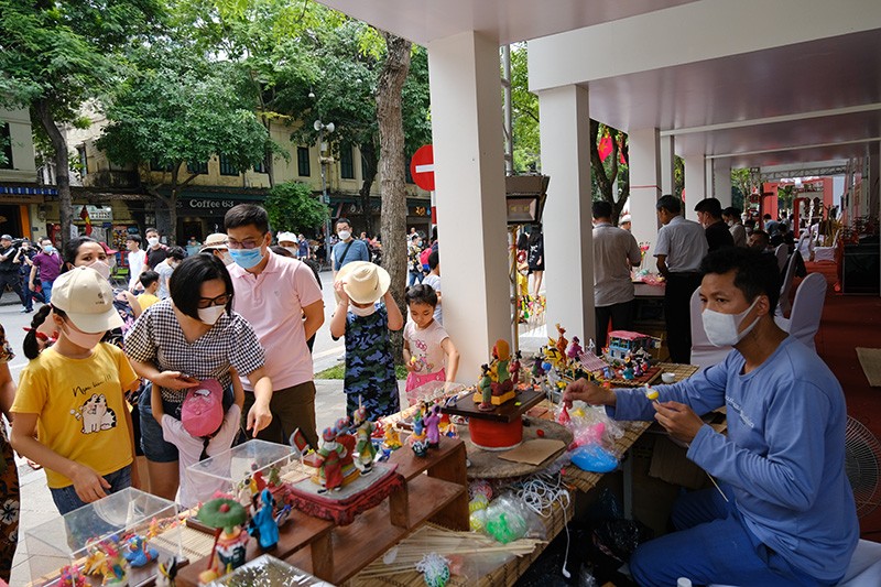 Du khách tham quan các gian hàng tại Lễ hội Quà tặng Du lịch Hà Nội năm 2023. (Ảnh: Hồ Hạ)