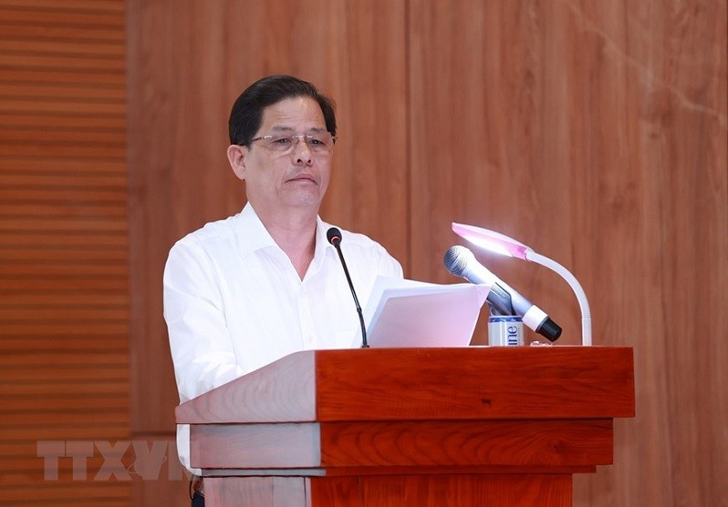 Chủ tịch UBND tỉnh Khánh Hoà, ông Nguyễn Tấn Tuân báo cáo tình hình kinh tế - xã hội của địa phương. Ảnh: TTXVN Chủ tịch UBND tỉnh Khánh Hoà, ông Nguyễn Tấn Tuân báo cáo tình hình kinh tế - xã hội của địa phương. Ảnh: TTXVN