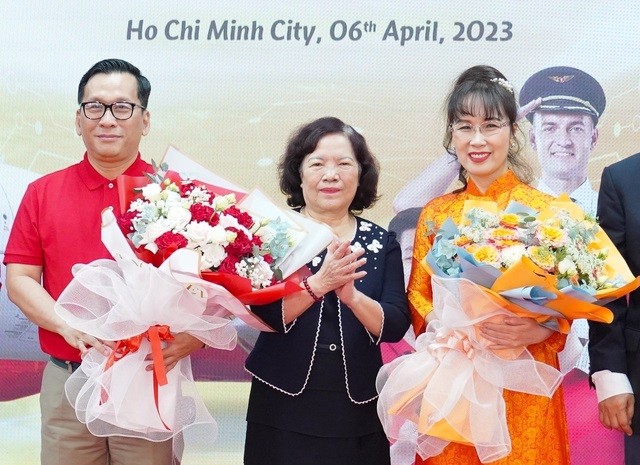 Tân CEO Vietjet Đinh Việt Phương (trái), nguyên Chủ tịch HĐQT Nguyễn Thanh Hà và tân HDdQT Nguyễn Thị Phương Thảo (phải) Tân CEO Vietjet Đinh Việt Phương (trái), nguyên Chủ tịch HĐQT Nguyễn Thanh Hà và tân HDdQT Nguyễn Thị Phương Thảo (phải)