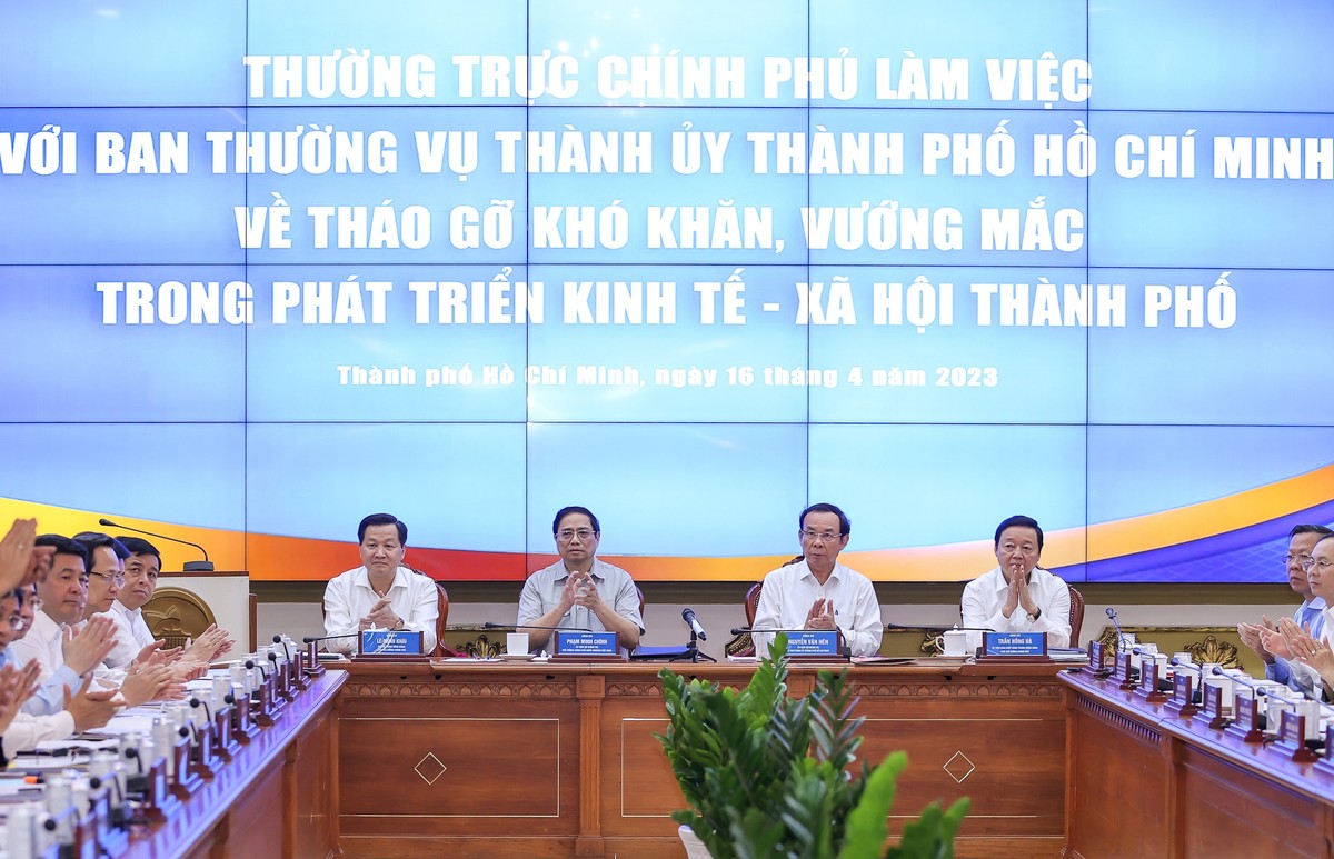 Buổi làm việc do Thủ tướng chủ trì nhằm tháo gỡ các khó khăn, vướng mắc trong phát triển kinh tế - xã hội của Thành phố. Ảnh: VGP/Nhật Bắc