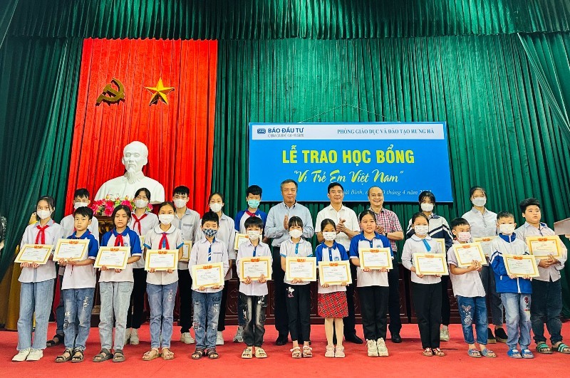 Các học sinh được nhận học bổng của Báo Đầu tư và các nhà tài trợ đều rất vui mừng. Các học sinh được nhận học bổng của Báo Đầu tư và các nhà tài trợ đều rất vui mừng.