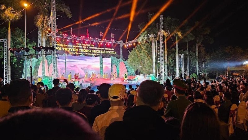 Đông đảo người dân, du khách đến dự khai hội. Ảnh: Nguyễn Nam.