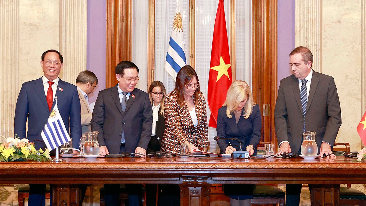 Chủ tịch Thượng viện, Phó tổng thống Uruguay Beatriz Argimon ký Thoả thuận hợp tác - (Ảnh: Doãn Tấn). Chủ tịch Thượng viện, Phó tổng thống Uruguay Beatriz Argimon ký Thoả thuận hợp tác - (Ảnh: Doãn Tấn).