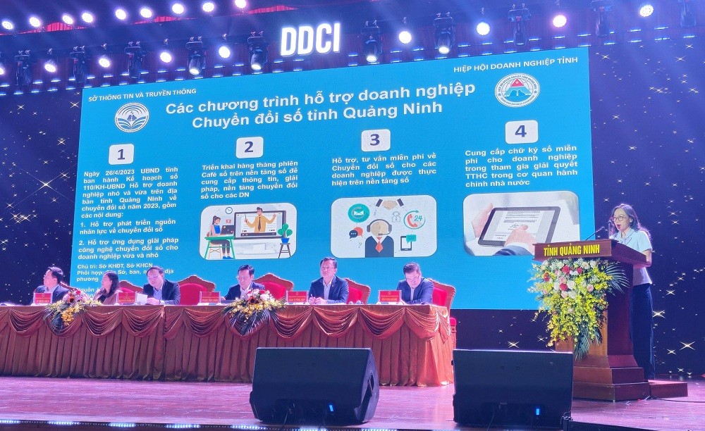 Bà Lê Ngọc Hân, Giám đốc Sở Thông tin và Truyền thông tỉnh Quảng Ninh công bố các chương trình hỗ trợ, tư vấn doanh nghiệp chuyển đổi số. Ảnh: Thanh Sơn Bà Lê Ngọc Hân, Giám đốc Sở Thông tin và Truyền thông tỉnh Quảng Ninh công bố các chương trình hỗ trợ, tư vấn doanh nghiệp chuyển đổi số. Ảnh: Thanh Sơn