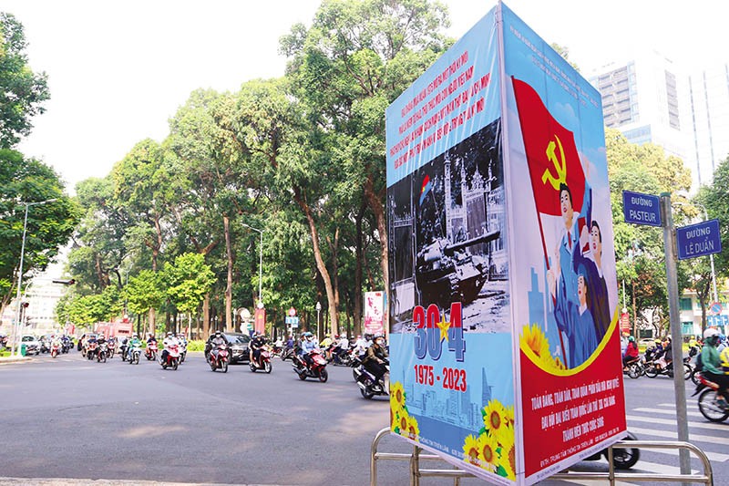 Nhu cầu, nguyện vọng của Nhân dân là nhân tố quyết định, là động lực khởi phát sự nghiệp Việt Nam hùng cường. Trong ảnh: Không khí chào đón ngày 30/4 - 1/5 trên một tuyến phố ở TP.HCM. Ảnh: Lê Toàn