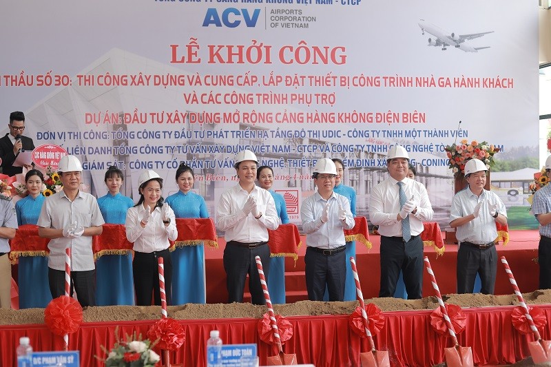 Ông Phạm Đức Toàn, Phó chủ tịch thường trực UBND tỉnh Điện Biên; ông Nguyễn Đức Hùng, Phó tổng giám đốc ACV và các đại biểu thực hiện nghi thức khởi công Gói thầu số 30. Ông Phạm Đức Toàn, Phó chủ tịch thường trực UBND tỉnh Điện Biên; ông Nguyễn Đức Hùng, Phó tổng giám đốc ACV và các đại biểu thực hiện nghi thức khởi công Gói thầu số 30.