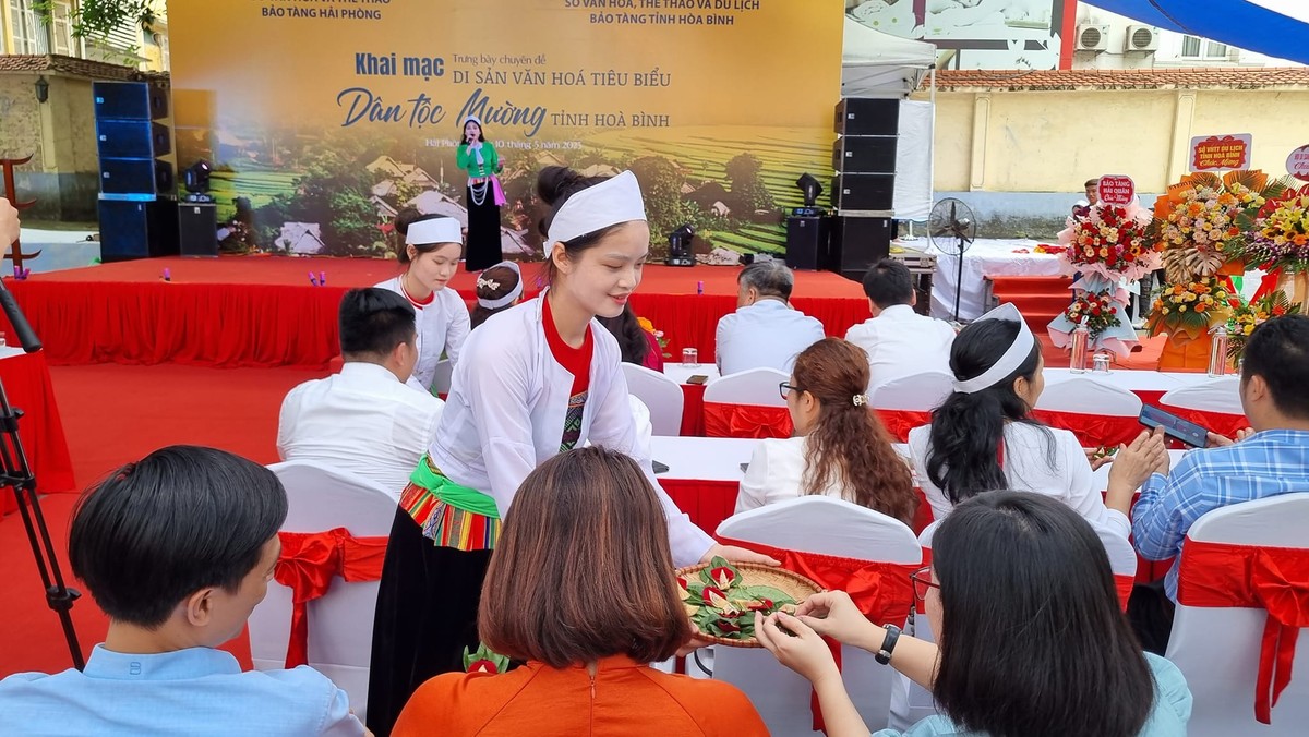 Tiết mục mời trầu tại lễ khai mạc. Ảnh: Thanh Tân Tiết mục mời trầu tại lễ khai mạc. Ảnh: Thanh Tân