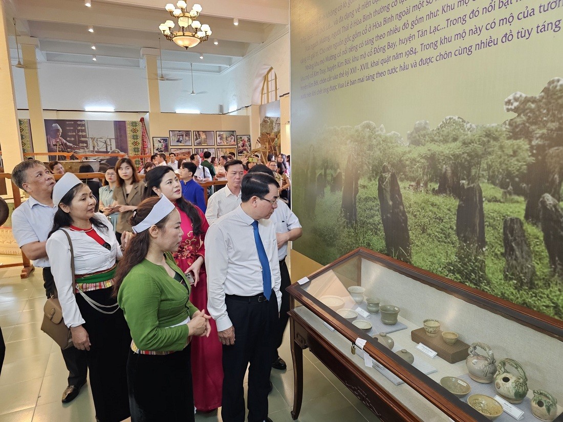 Lãnh đạo TP.Hải Phòng tham quan khu trưng bày chuyên đề “Di sản Văn hoá tiêu biểu dân tộc Mường tỉnh Hòa Bình” tại Bảo tàng Hải Phòng. Ảnh: Thanh Sơn Lãnh đạo TP.Hải Phòng tham quan khu trưng bày chuyên đề “Di sản Văn hoá tiêu biểu dân tộc Mường tỉnh Hòa Bình” tại Bảo tàng Hải Phòng. Ảnh: Thanh Sơn