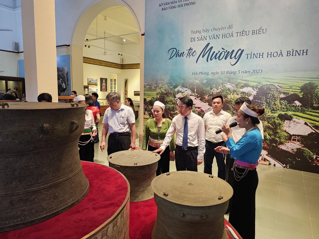 Lãnh đạo TP.Hải Phòng tham quan khu trưng bày chuyên đề “Di sản Văn hoá tiêu biểu dân tộc Mường tỉnh Hòa Bình” tại Bảo tàng Hải Phòng. Ảnh: Thanh Sơn Lãnh đạo TP.Hải Phòng tham quan khu trưng bày chuyên đề “Di sản Văn hoá tiêu biểu dân tộc Mường tỉnh Hòa Bình” tại Bảo tàng Hải Phòng. Ảnh: Thanh Sơn