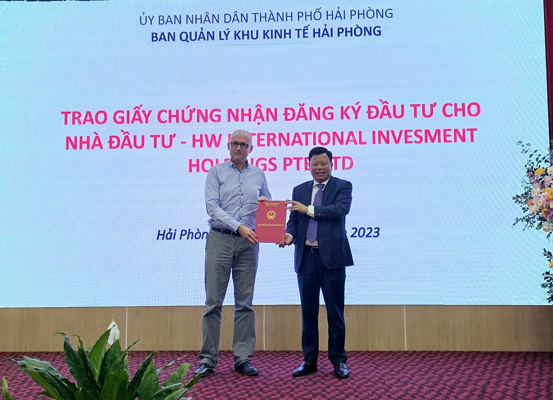 Trao giấy chứng nhận đăng ký đầu tư cho dự án HW Energy cho nhà đầu tư HW International Investment Holdings Pte.Ltd. Ảnh: Thanh Sơn Trao giấy chứng nhận đăng ký đầu tư cho dự án HW Energy cho nhà đầu tư HW International Investment Holdings Pte.Ltd. Ảnh: Thanh Sơn