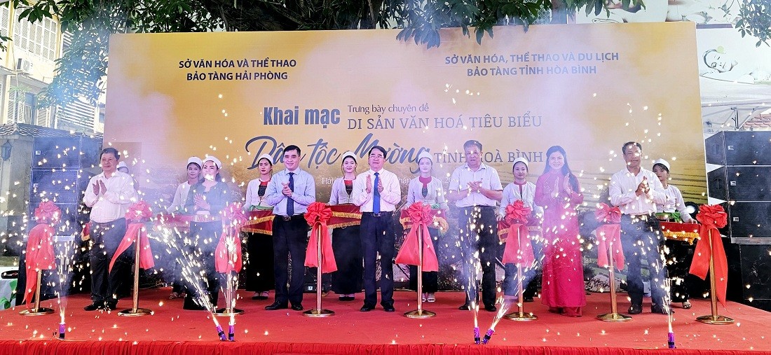 Cắt băng khai mạc trưng bày chuyên đề di sản văn hóa dân tộc Mường tỉnh Hòa Bình tại TP.Hải Phòng. Ảnh: Thanh Sơn Cắt băng khai mạc trưng bày chuyên đề di sản văn hóa dân tộc Mường tỉnh Hòa Bình tại TP.Hải Phòng. Ảnh: Thanh Sơn