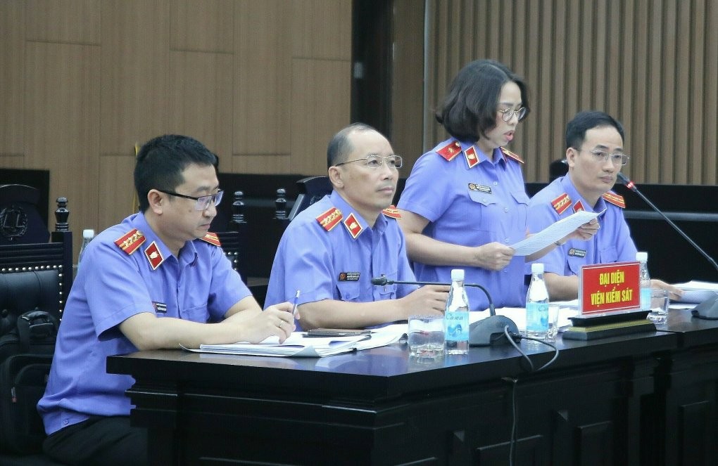 Viện Kiểm sát Nhân dân TP.Hà Nội công bố bản luận tội các bị cáo liên quan trong vụ án giao đất trái quy định tại Bình Thuận. Viện Kiểm sát Nhân dân TP.Hà Nội công bố bản luận tội các bị cáo liên quan trong vụ án giao đất trái quy định tại Bình Thuận.