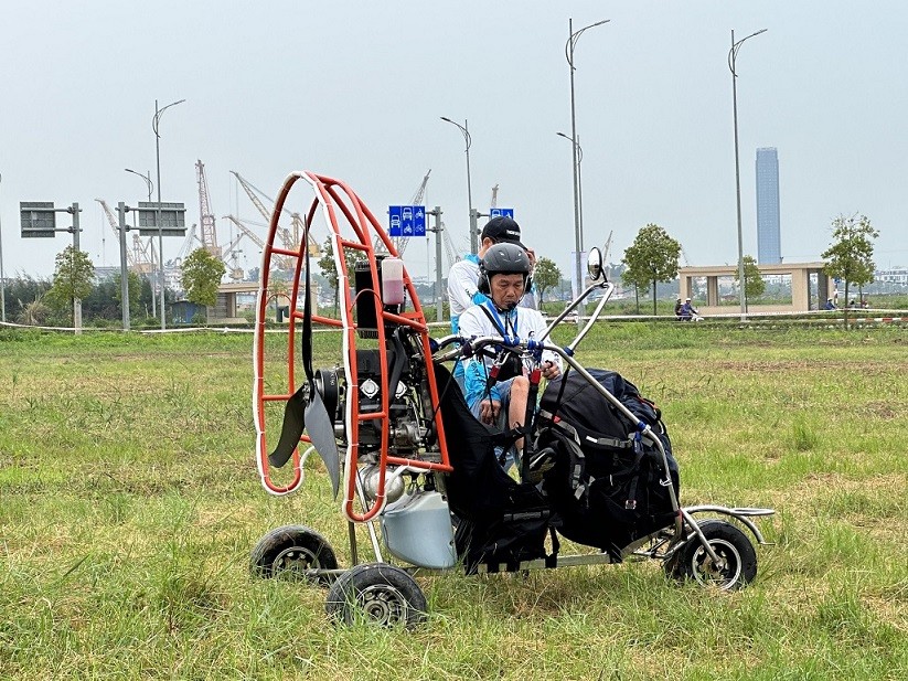 Phi công biểu diễn Dù lượn đang chuẩn bị cho tiết mục bay. Ảnh: Quỳnh Nga Phi công biểu diễn Dù lượn đang chuẩn bị cho tiết mục bay. Ảnh: Quỳnh Nga