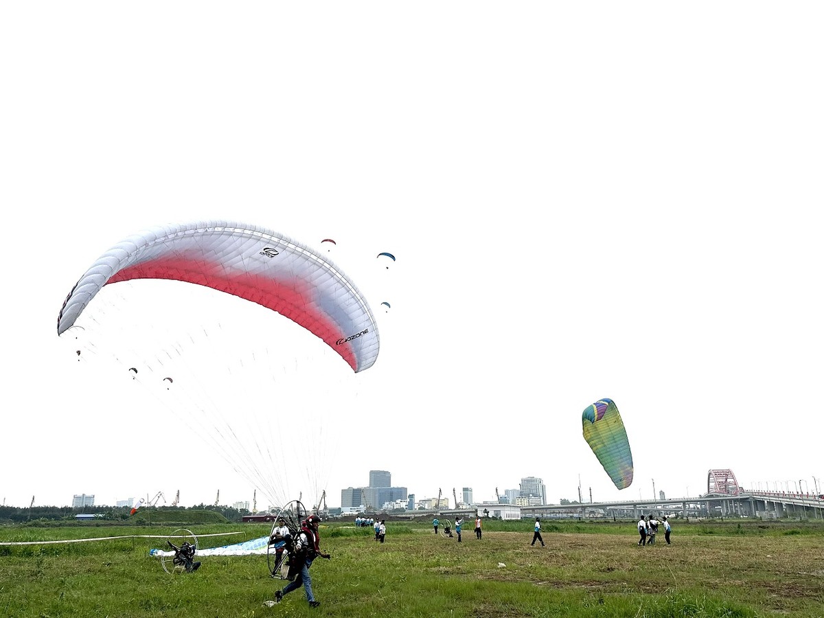 Các phi công đang thực hiện bay Dù lượn. Ảnh: Quỳnh Nga Các phi công đang thực hiện bay Dù lượn. Ảnh: Quỳnh Nga
