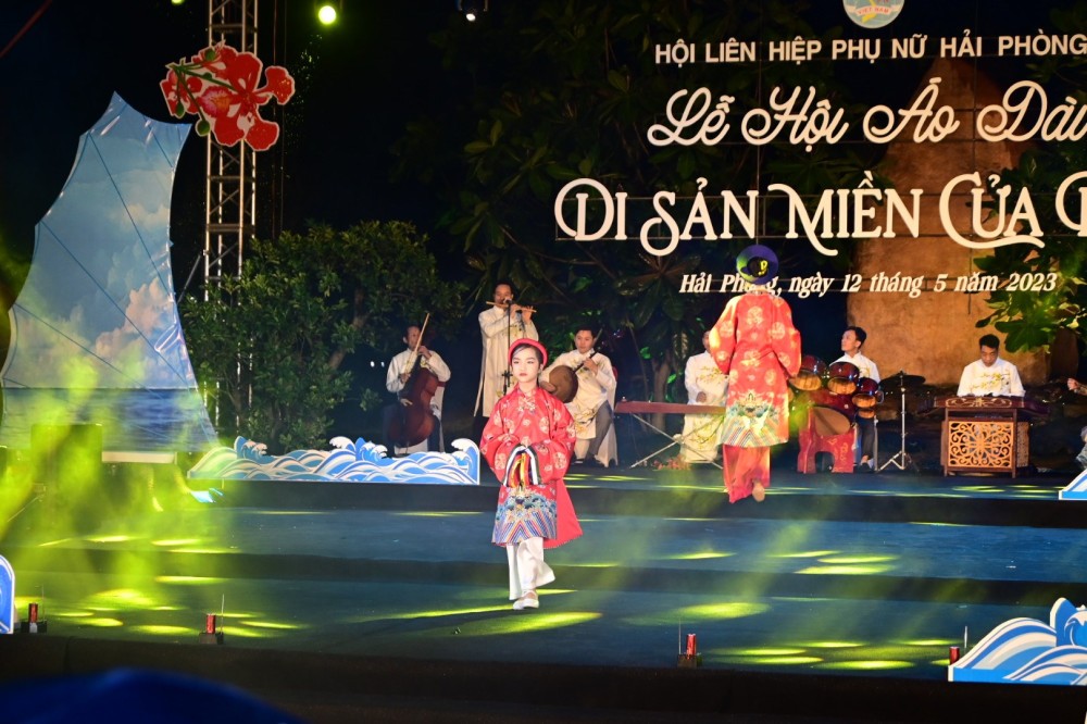 Màn trình diễn áo dài. Ảnh: Vũ Quỳnh Màn trình diễn áo dài. Ảnh: Vũ Quỳnh