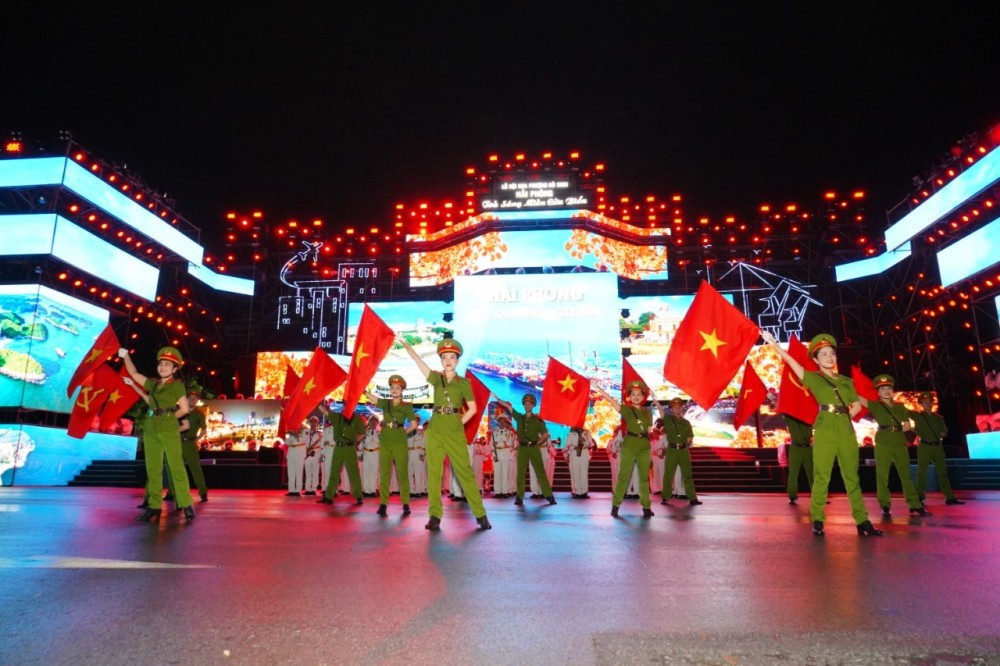 Đoàn biểu diễn tại quảng trường Nhà hát thành phố. Đoàn biểu diễn tại quảng trường Nhà hát thành phố.