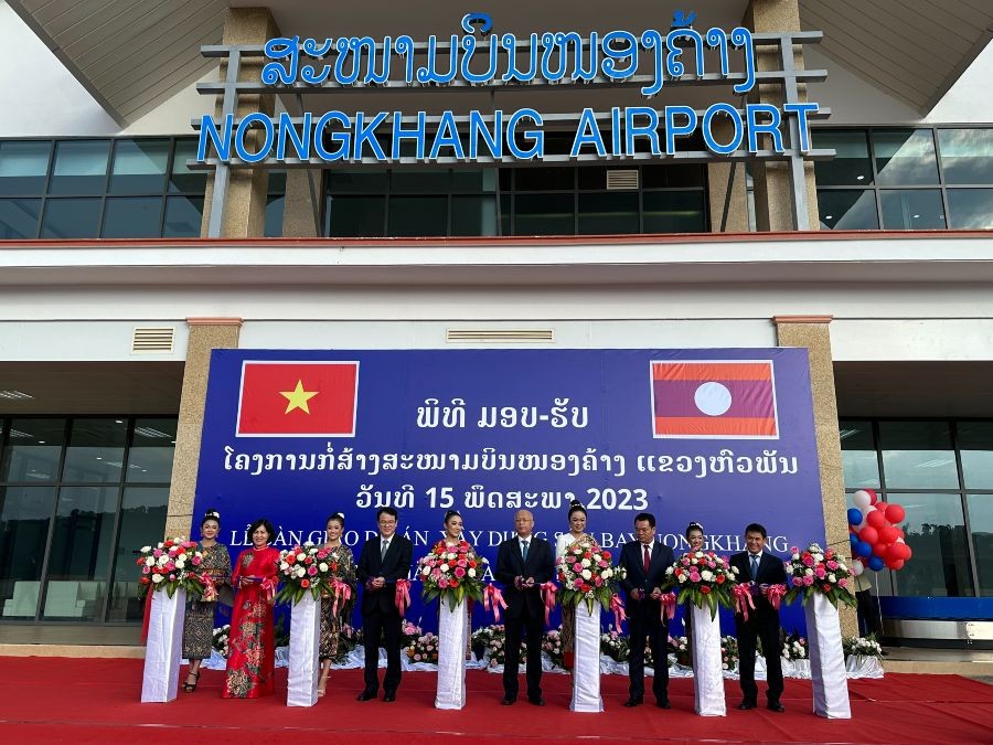 Các đại biểu cắt băng khánh thành công trình Sân bay Nọng Khảng