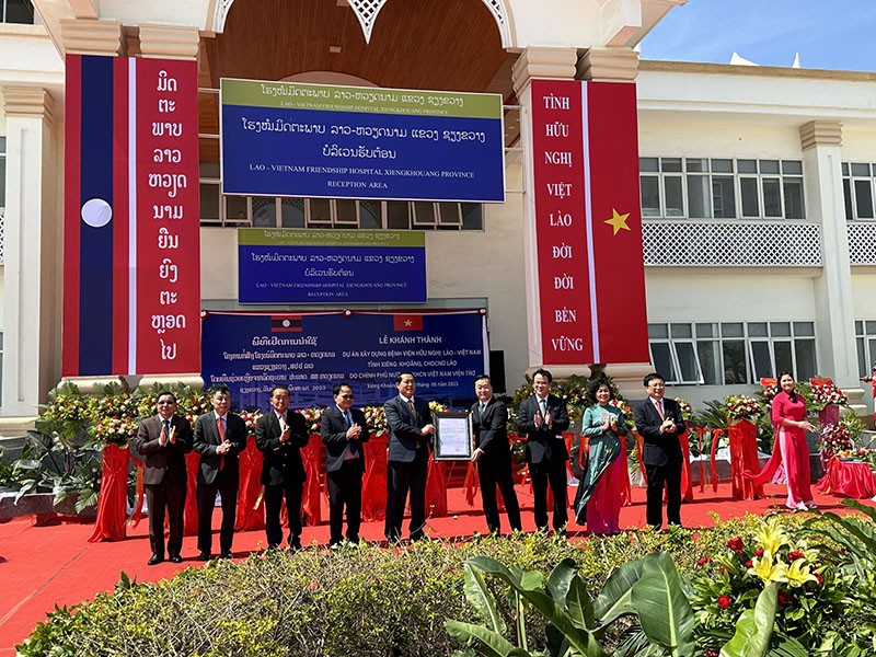 Chủ tịch UBND tỉnh Nghệ An Nguyễn Đức Trung chính thức bàn giao Bệnh viện Hữu nghị Lào - Việt Nam cho tỉnh Xiêng Khoảng. Chủ tịch UBND tỉnh Nghệ An Nguyễn Đức Trung chính thức bàn giao Bệnh viện Hữu nghị Lào - Việt Nam cho tỉnh Xiêng Khoảng.