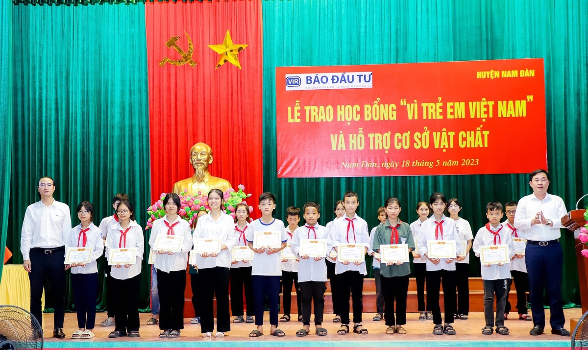 Đại diện nhà tài trợ và UBND huyện Hưng Nguyên trao học bổng và giấy chứng nhận cho các em học sinh tiêu biểu Đại diện nhà tài trợ và UBND huyện Hưng Nguyên trao học bổng và giấy chứng nhận cho các em học sinh tiêu biểu