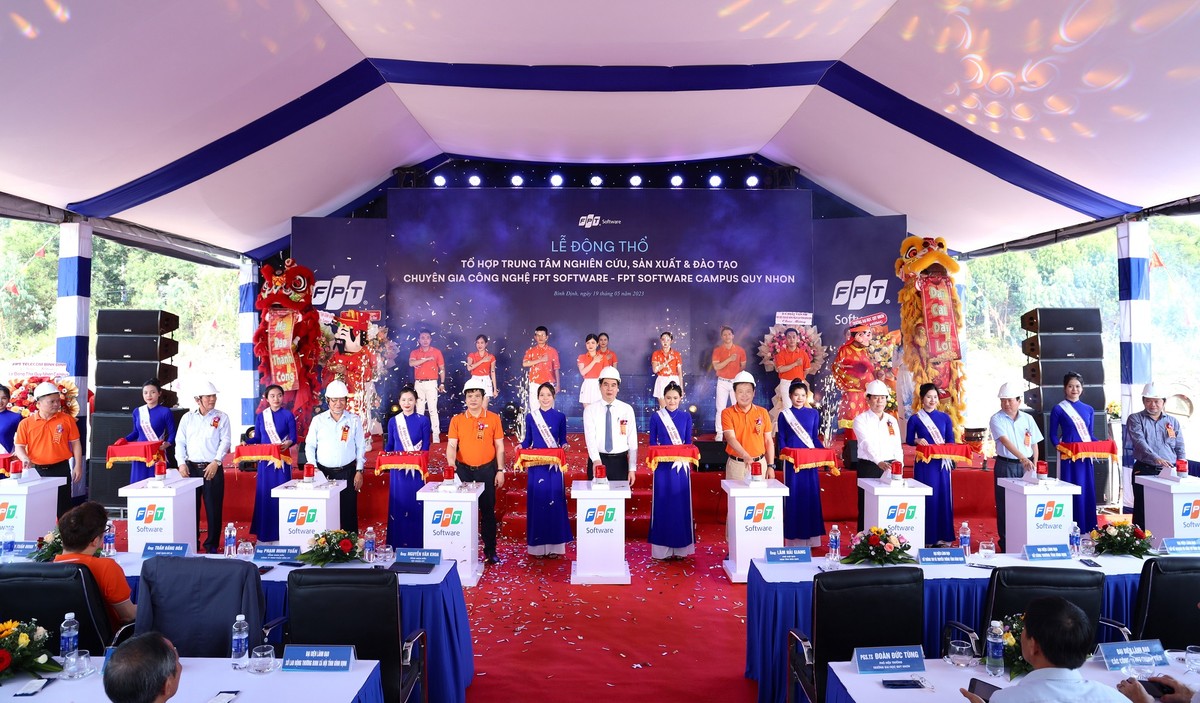 Các đại biểu thực hiện nghi thức tại Lễ động thổ Tổ hợp Trung tâm nghiên cứu, sản xuất và đào tạo chuyên gia công nghệ FPT Software. Các đại biểu thực hiện nghi thức tại Lễ động thổ Tổ hợp Trung tâm nghiên cứu, sản xuất và đào tạo chuyên gia công nghệ FPT Software.