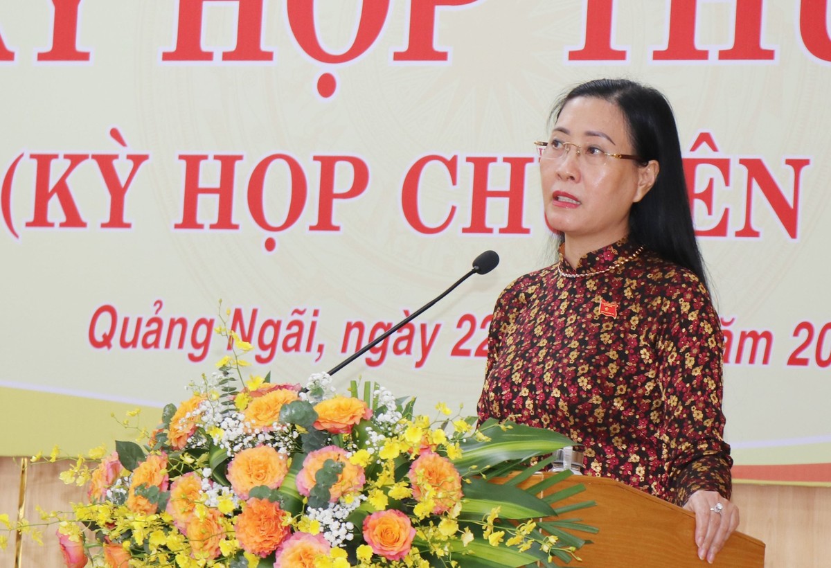Bà Bùi Thị Quỳnh Vân, Bí thư Tỉnh ủy, Chủ tịch Hội đồng nhân dân tỉnh Quảng Ngãi phát biểu tại kỳ họp. Bà Bùi Thị Quỳnh Vân, Bí thư Tỉnh ủy, Chủ tịch Hội đồng nhân dân tỉnh Quảng Ngãi phát biểu tại kỳ họp.