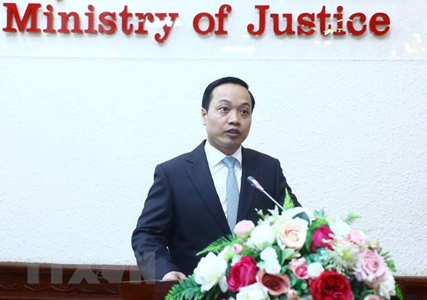Thứ trưởng Bộ Tư pháp Trần Tiến Dũng phát biểu nhận nhiệm vụ. (Ảnh: Lâm Khánh/TTXVN)